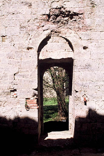 Chapelle, porte dans le mur laréral nord.