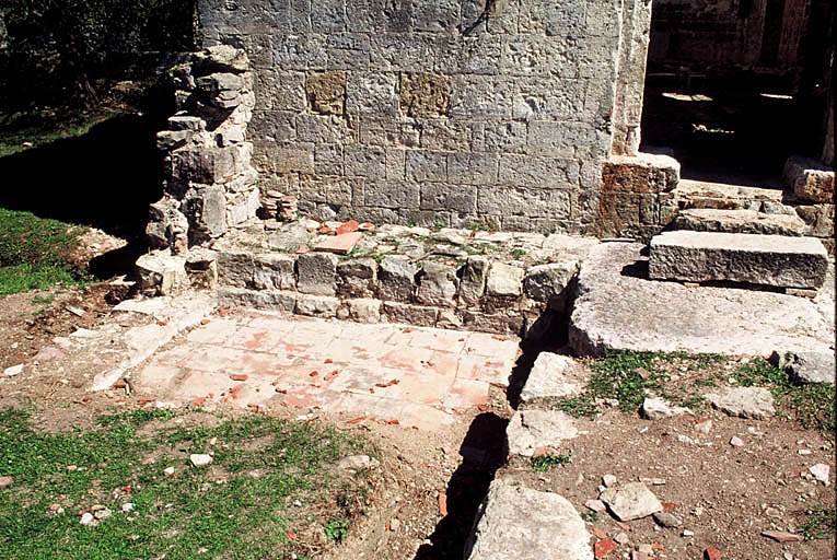 Vestiges attenant au mur ocidental de la chapelle.