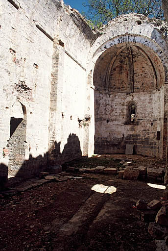 Nef et choeur de la chapelle.