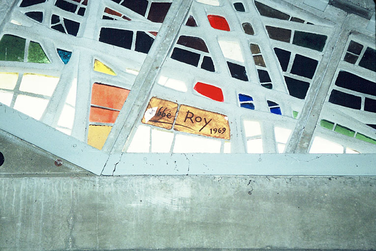 Détail des vitraux réalisés et signés par l'abbé Roy.