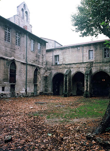 Aire du cloître, façade nord, galerie est.