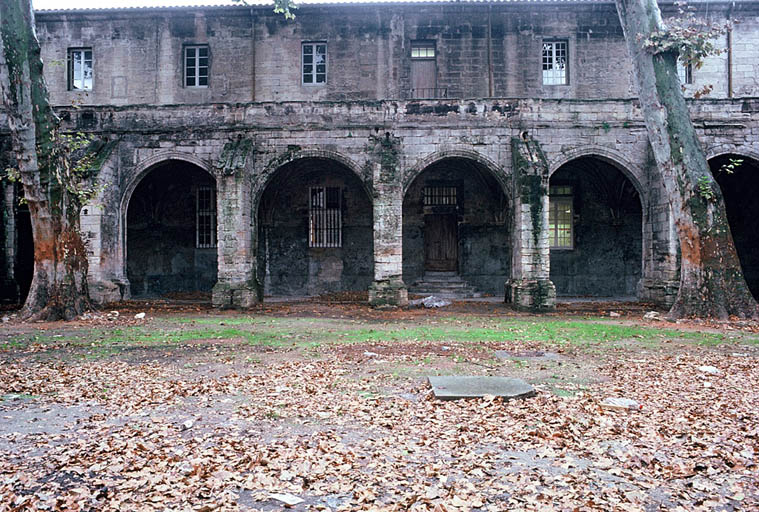 Aire du cloître, galerie sud.