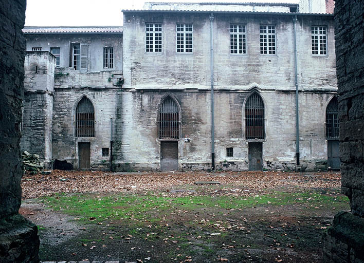 Aire du cloître, façade nord.