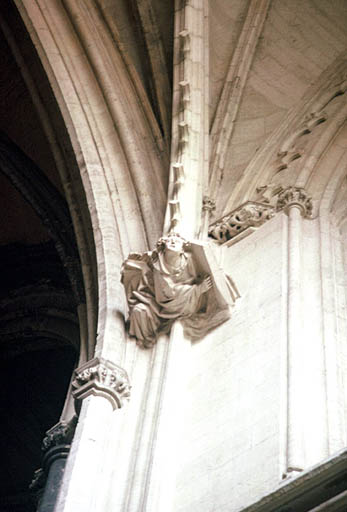 Eglise, culot sculpté du choeur.