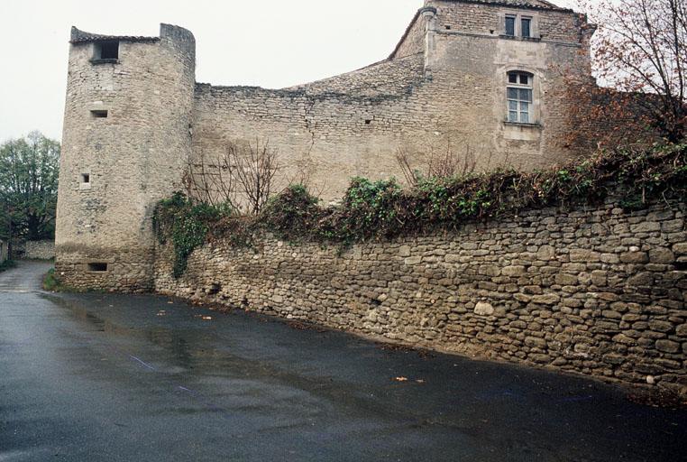 Mur d'enceinte et tour.