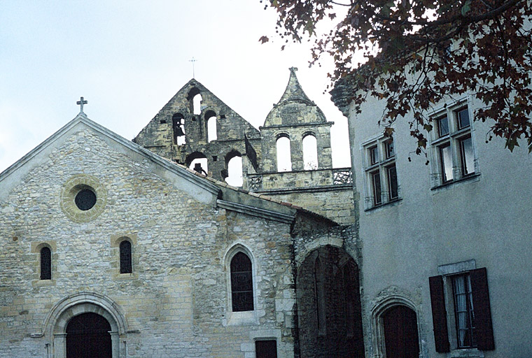 Clocher à arcades.