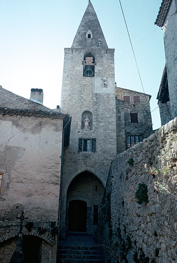 Porche d'entrée et clocher.