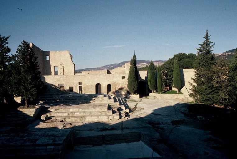 Cour et mur d'enceinte.