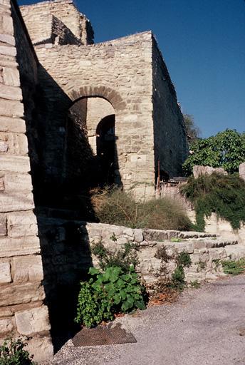 Mur d'enceinte, passage.