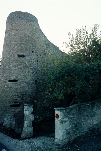 Mur d'enceinte et tour.