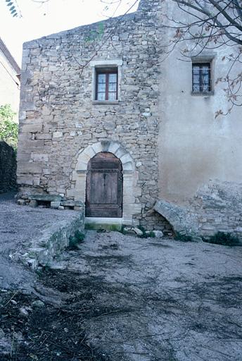 Façade sur placette.