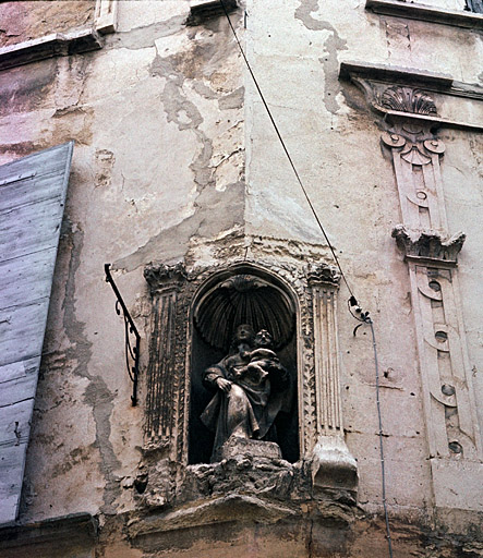 Niche d'angle, oratoire avec statue.