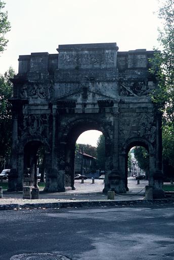 Arc de triomphe dit arc antique de Marius