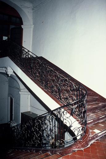 Hôtel-Dieu (ancien), hôpital (ancien), escalier avec rampe en fer forgé