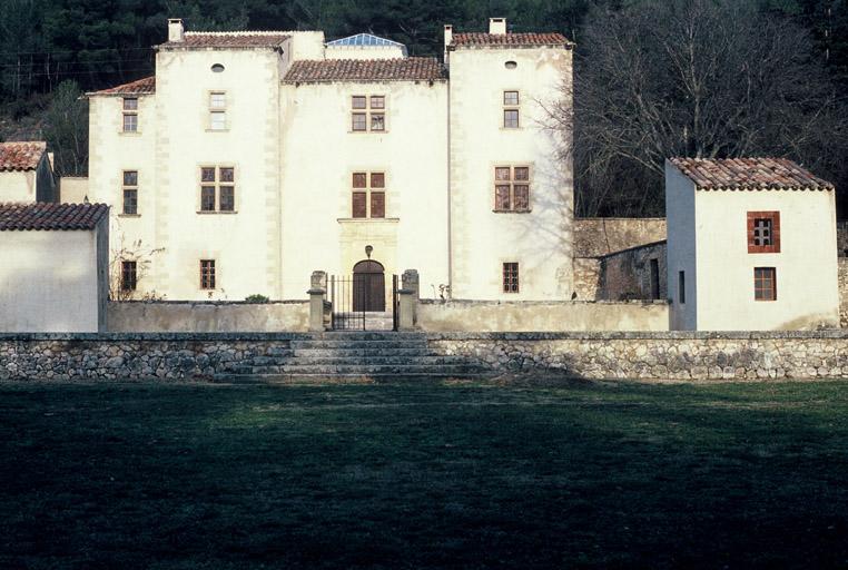 Façade sud du bâtiment principal.