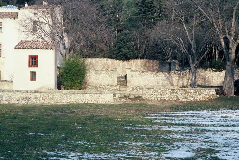 Mur de soutènement des jardins.