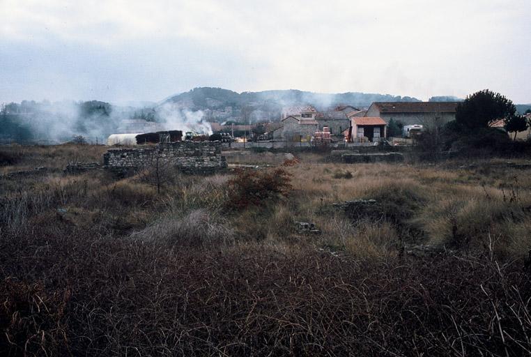 Vue d'ensemble, vestiges.