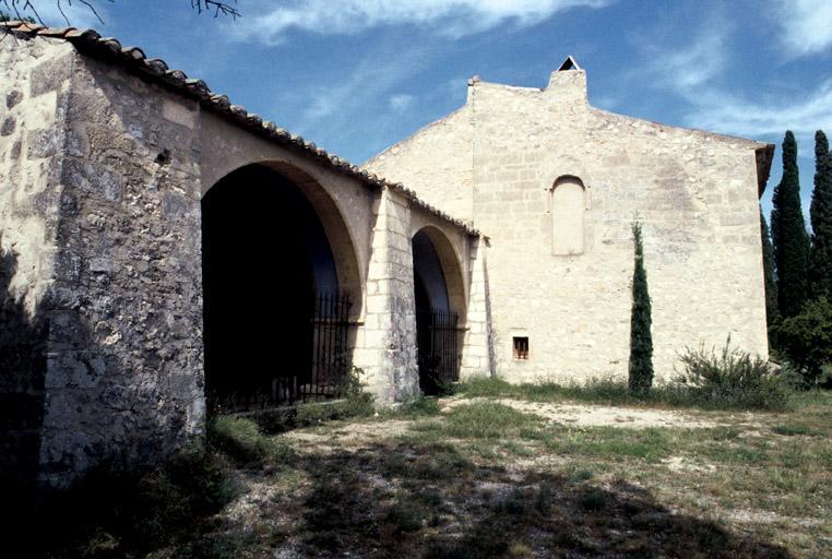 Porche et façade ouest de la chapelle.