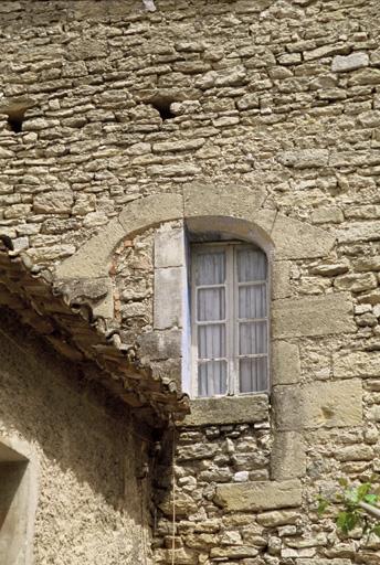 Façade ouest, baie en partie bouchée.