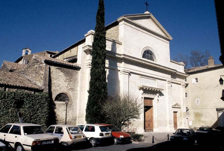 Vue générale, façade principale néo-classique.