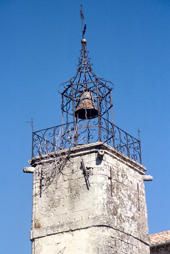 Tour de l'horloge et campanile en fer forgé du 18e siècle.