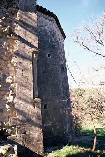 Chevet, détail colonnette et chapiteau.