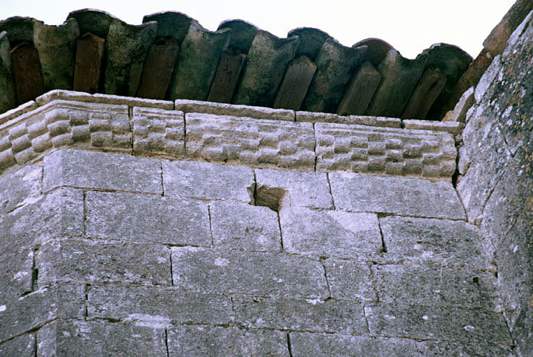 Chevet, détail de la corniche.