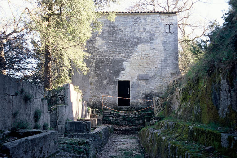 Allée vers l'église.