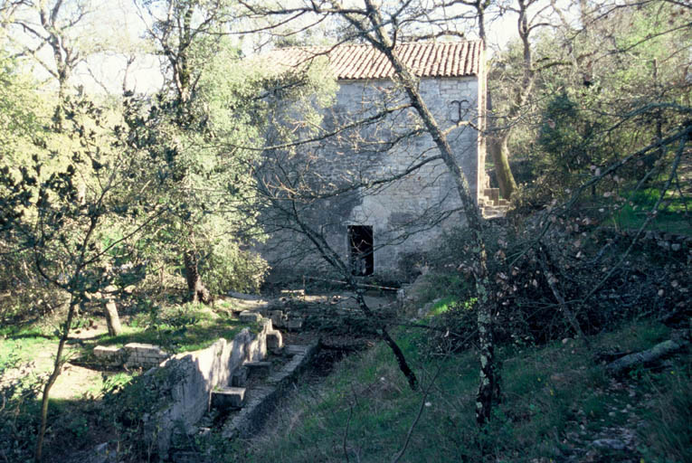 Nécropole et chapelle.