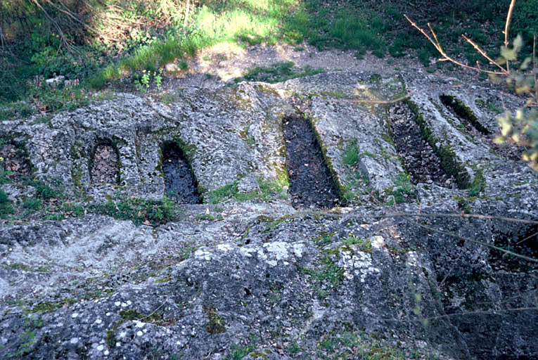 Tombes taillées dans le rocher.