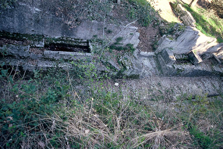 Tombes taillées dans le rocher.