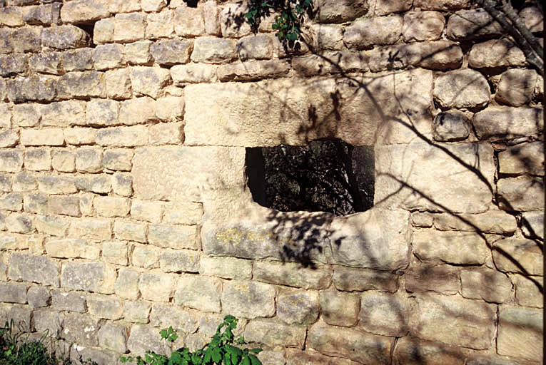 Mur du prieuré, face ouest, détail d'une baie.