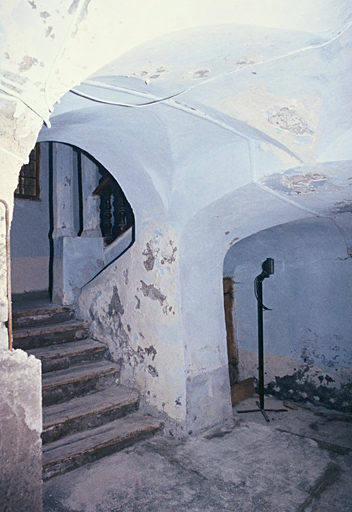 Rez-de-chaussée, départ de l'escalier.