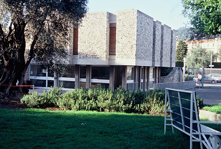 Bâtiment d'accueil vu du jardin.