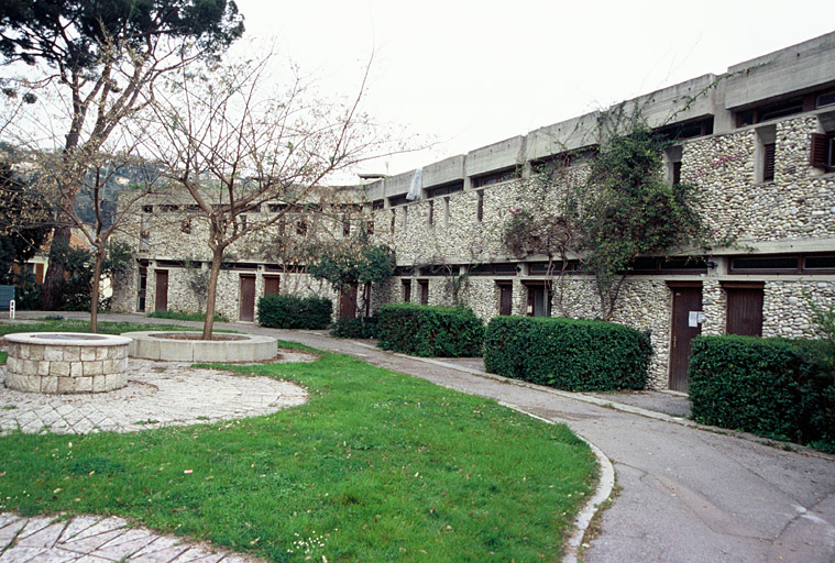 Bâtiment d'hébergement avec studios en rez-de-chaussée et chambres à l'étage.