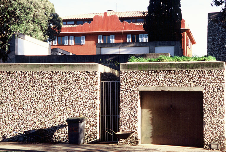 L'ancienne villa au fond et façade nord des nouveaux bâtiment vus du jardin.