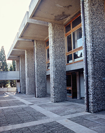 Façade sud de la bibliothèque vue vers l'ouest.