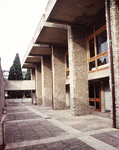 Façade sud de la bibliothèque vue vers l'ouest.