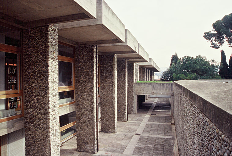 Façade sud de la bibliothèque vue vers l'est.