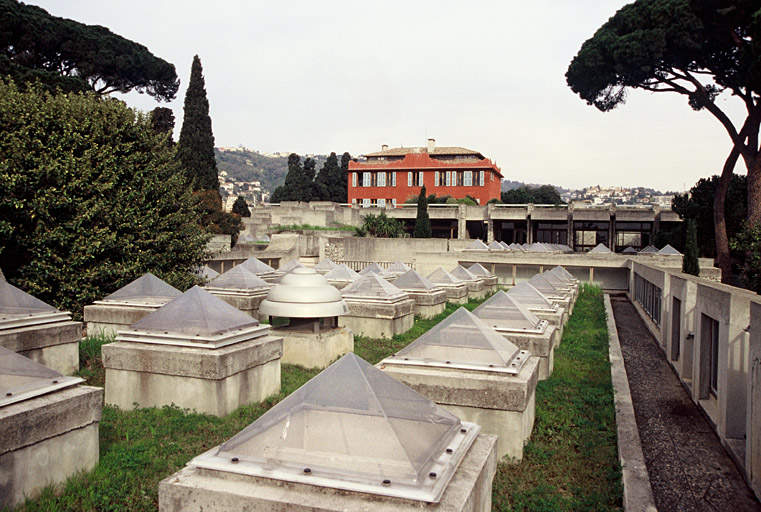 L'ancienne villa vue des terrasses.