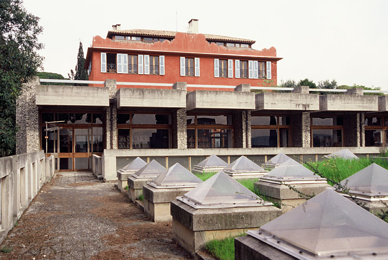 L'ancienne villa vue des terrasses et façade sud de la bibliothèque.