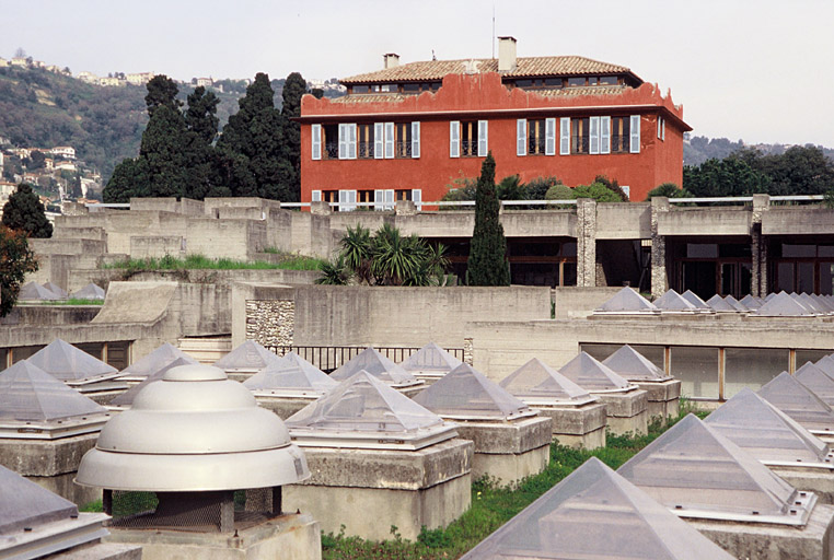 L'ancienne villa vue des terrasses et façade sud de la bibliothèque.