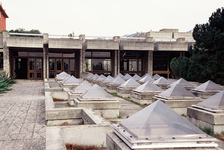 Terrasse et façade sud de la bibliothèque.