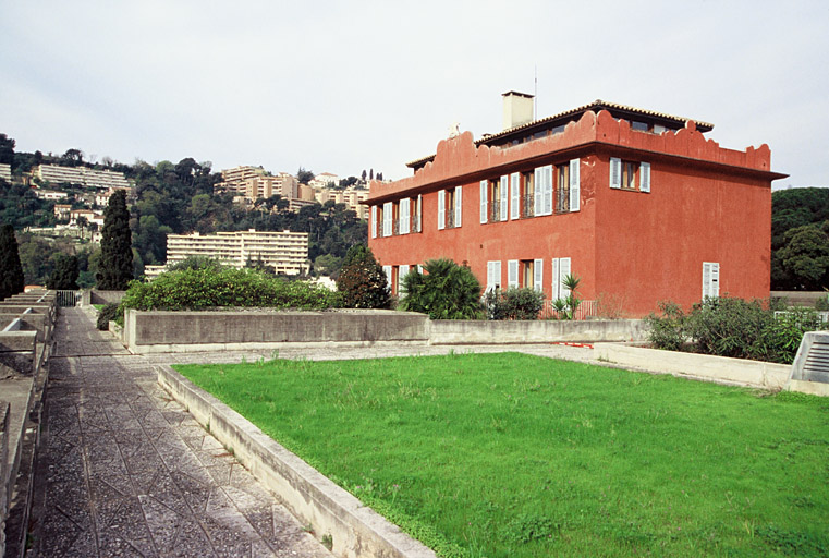 Terrasse supérieure et ancienne villa, vue vers le nord-ouest.