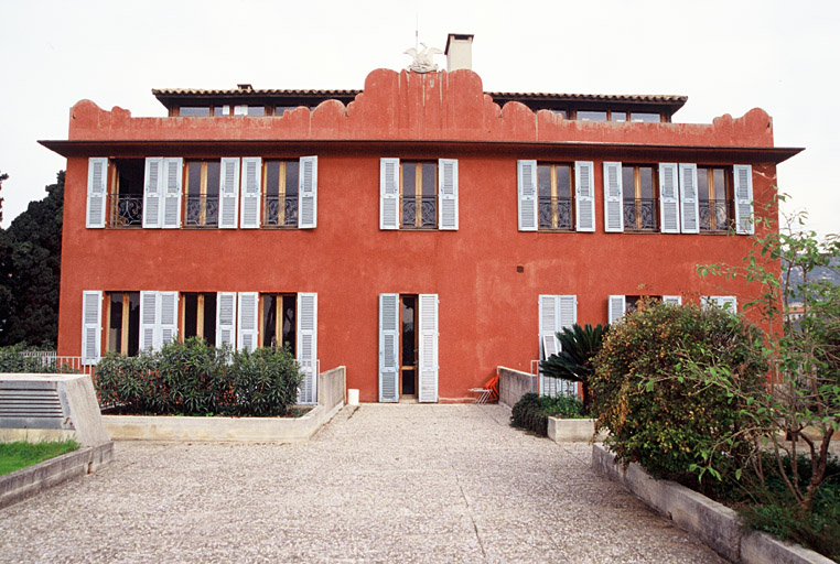 Façade sud de l'ancienne villa.