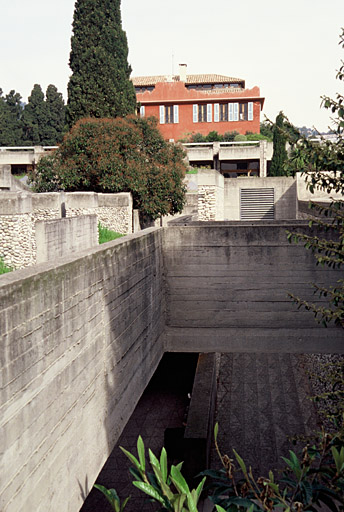 Allée inférieure, terrasse et ancienne villa.