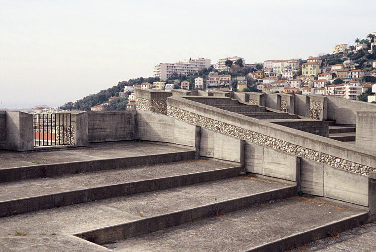 Extrémité sud de la terrasse inférieure.