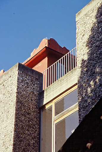 Angle de l'ancienne villa, vue de l'allée des Cyprès.