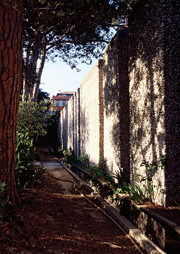 Allée le long de la façade ouest des terrasses, vue vers le nord.