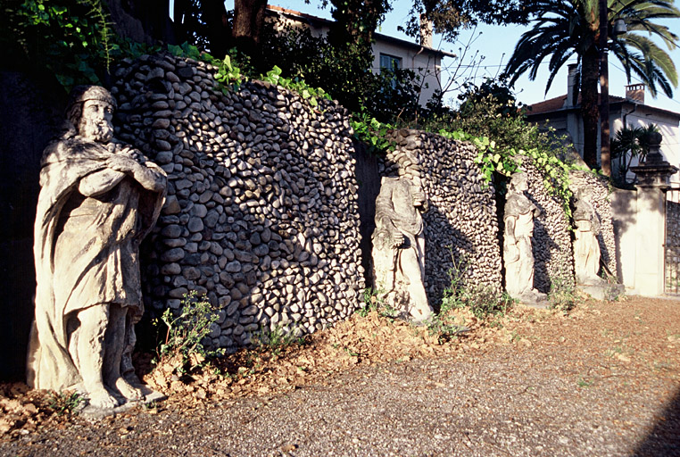 Allée d'entrée inférieure et moulages.